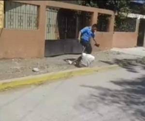 En las redes solicales se publicó el video que captó el accionar y los exabruptos que cometió el policía (Foto: MP/ El Heraldo Honduras/ Noticias de Honduras)