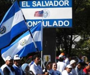 El TPS se otorga a países devastados por la guerra o desastres naturales. Permite que los ciudadanos de dichas naciones permanezcan en Estados Unidos hasta que mejore la situación en sus países de origen.