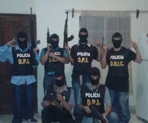 En la imagen, los seis invidviduos alzan armas de grueso calibre cubiertos por pasamontañas y vistiendo los chalecos con las siglas de las instituciones policiales en el pecho DPI y DNIC, aunque con ropa de civil.