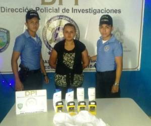 Las autoridades de investigación presentaron a la joven con el producto que pretendía robarse de la tienda (Foto: DPI/ El Heraldo Honduras/ Noticias de Honduras)