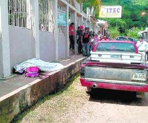 El cadáver del arquitecto Armando Guifarro quedó tirado en la acera del centro educativo.