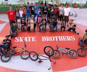 El programa nació de la inspiración de Jessel Recinos, un hondureño que dejó la delincuencia por los patines y fundó Skate Brothers para apartar a los jóvenes de las pandillas.
