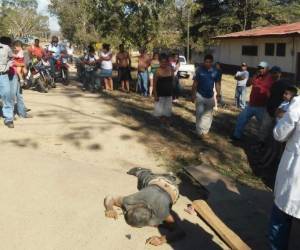 El cadáver del señor quedó tendido en una calle de tierra tras ser arrollado por un vehículo que se dio a la fuga.