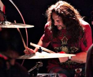 Se cree que Menza sufrió un ataque cardíaco masivo. Foto del artista del 2013 cuando se presentó en un concierto benéfico en California.