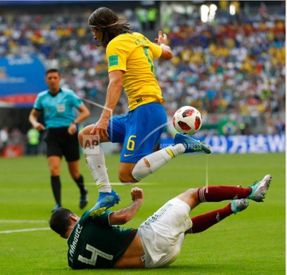 FOTOS: Las más exageradas caídas durante el duelo Brasil contra México; Neymar no es el único actor