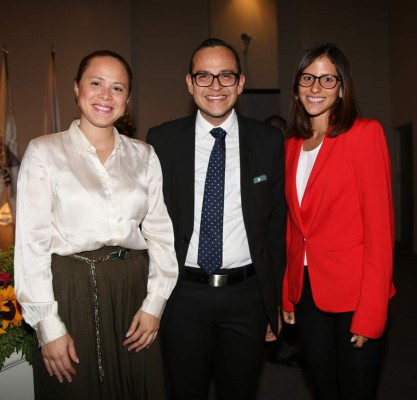 Premian a hondureños distinguidos