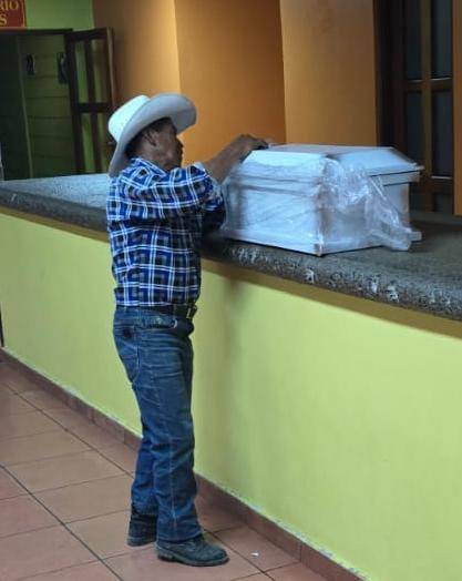 Autoridades del hospital Escuela dieron el ataúd a los familiares del bebé para que retiraran el cuerpo de la morgue capitalina.