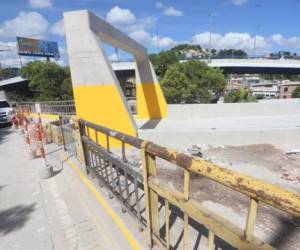 Los obreros trabajan en detalles para tener listo el proyecto en horas de la tarde de este domingo. Foto: Johny Magallanes/EL HERALDO.