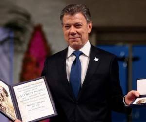 Santos aseguró que este galardón 'pertenece también' a los negociadores del gobierno y de las FARC y a las 'las Fuerzas Armadas'.