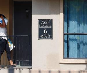 Un familiar de Thomas Eric Duncan ingresa al apartamento donde reside y del cual no puede salir del sector.