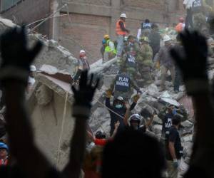 Equipos de rescate trabajan a todo vapor para salvar vidas tras mortal sismo en México.