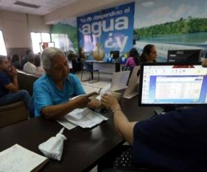 La unidad de atención al cliente del SANAA recibe a diario abonados inconformes por la facturación. Foto: Alex Pérez/EL HERALDO.