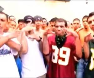 Orgullosos de ser parte de la temible banda criminal, los cuatro pandilleros “rifan” ante la cámara de un canal extranjero.