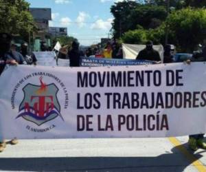 Los policías que gritaban 'bono, bono', quitaron una barricada de alambre de púas que agentes antimotines habían colocado en la calle para impedirles el paso y se apostaron ante la fachada de la casa de gobierno a la espera de reunirse con delegados del gobierno.