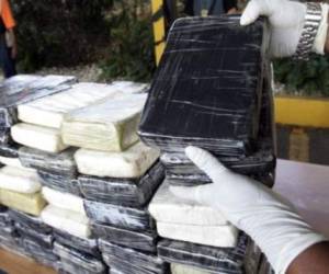 Las fuerzas de seguridad se incautaron de 476 kilos de cocaína, dos camionetas, una granada, cuatro armas y un teléfono satelital, entre otros objetos.
