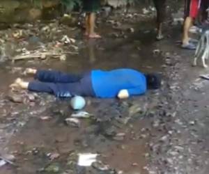 El cuerpo sin vida de Esman Samuel López Corea quedó boca abajo y sin zapatos que fueron arrastrados por las aguas de la quebrada.