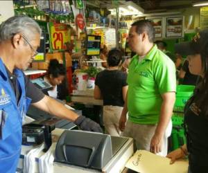 Durante el operativo se realizó un recorrido por las tiendas de abastecimiento para verificar las condiciones sanitarias de los productos para consumo humano.Foto: El Heraldo