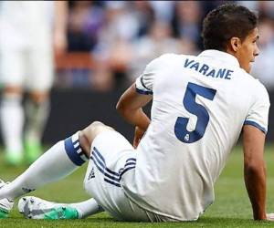 El central francés Raphael Varane se perderá los juegos ante el Bayern Munich de Champions y Barcelona por la Liga (Foto: Facebook Real Madrid)
