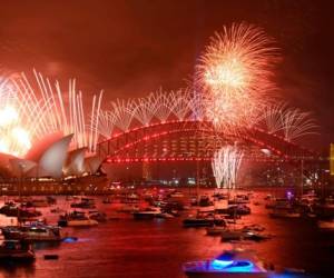 Los fuegos artificiales de Nochevieja estallan sobre el emblemático Harbour Bridge y Opera House (L) de Sydney durante el espectáculo de fuegos artificiales el 1 de enero de 2020. / AFP / PETER PARKS