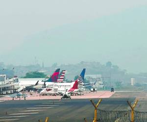 La densa capa de humo está ocasionando alzas en las temperaturas en la capital; los médicos recomiendan hidratarse constantemente para evitar complicaciones.