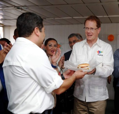 Presidente hondureño paga apuesta a embajador de EE UU