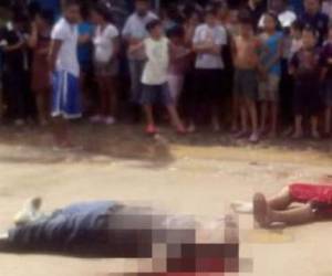 Los cuerpos de las víctimas quedaron tendidos en plena calle uno al lado del otro (Foto: El Heraldo Honduras/...