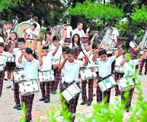 Este colegio, para el caso, con unos 40 miembros en su banda de guerra, posiblemente deba reducir el número de alumnos.