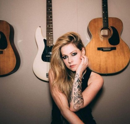 Ocho famosos que supuestamente murieron hace años y fueron sustituidos por gente idéntica a ellos (FOTOS)