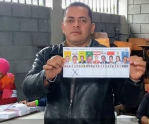 El aspirante a edil además de votar por un candidato diferente al de su partido hizo público su voto. (Foto: El Heraldo Honduras/ Noticias Honduras hoy)