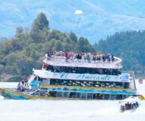 Embarcación con unos 150 turistas naufraga en represa de Colombia