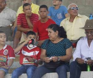 Varios aficionados llegaron desde muy temprano al Francisco Martínez (Foto: Neptalí Romero/OPSA)