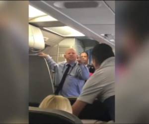 El asistente de vuelo retó a uno de los pasajeros para que lo golpeara.