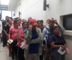 Los pacientes hicieron largas filas para poder reclamar sus medicamentos.