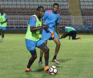 Los jugadores del Police United (Belice) hicieron la noche de este lunes el reconocimiento de la cancha del Estadio Nacional, foto: Ronald Aceituno.