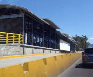 La falta de puentes peatonales obliga a los transeúntes a cruzar los ejes.