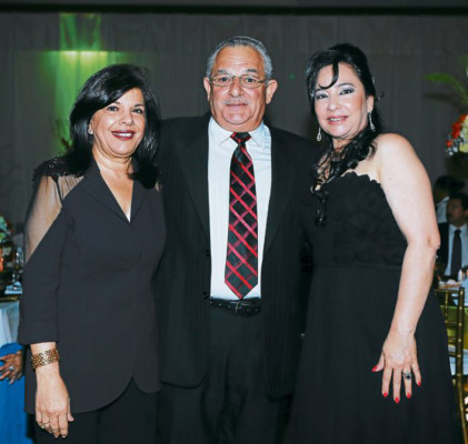 Enamorados anuncian la fecha de su boda
