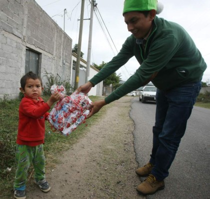 Pequeños de la Villeda Morales felices al recibir un obsequio