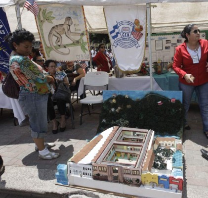 Promueven feria artesanal lenca en la plaza central