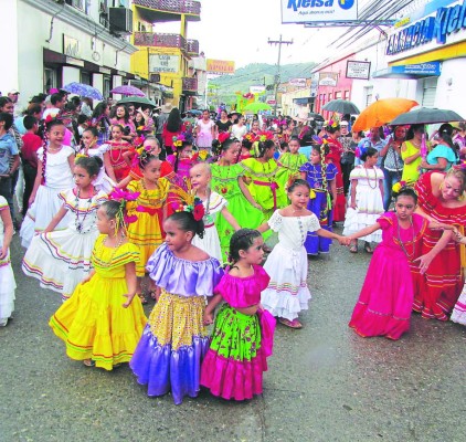 Demostración de cultura y belleza en el Festival Nacional del Maíz, Festima