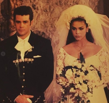 Bibi Gaytán se pone romántica al compartir fotos de su boda con Eduardo Capetillo