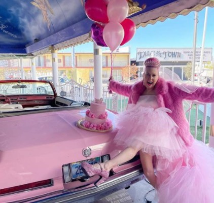 Kitten Kay Sera, la mujer que se casó con el color rosa tras 37 años de relación