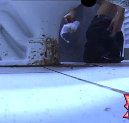 La asquerosa broma en un baño público