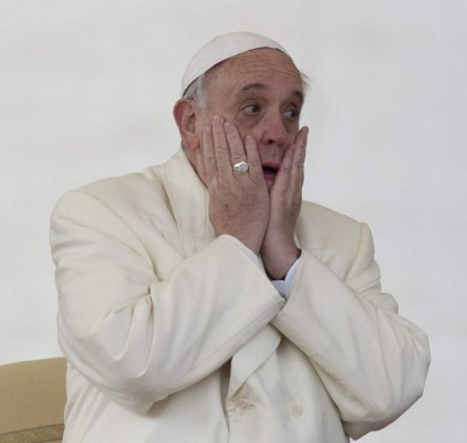 Foto del Papa dormido en misa, crea controversia en las redes