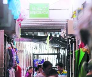 En el mercado Colón se han instalado rótulos que indican la ruta de evacuación que deben seguir las personas en caso de una emergencia.Foto: David Romero/EL HERALDO