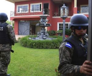Los Valle son amantes del arte. En cada una de sus lujosas casas se encontraron pinturas, estatuas de caballos y esta fuente no fue la excepción.