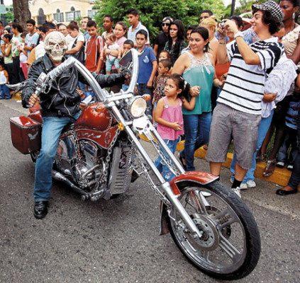 Explotó el carnaval en la Feria Juniana