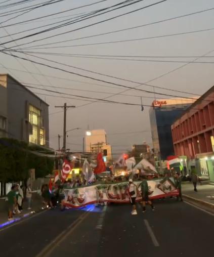 Aficionada enamora, show de las barras y ¿llegó Lavallén?: Ambiente previo al Marathón vs Olimpia
