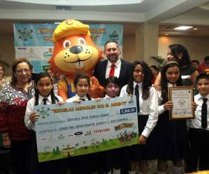 Carmen de Fléfil y Antonio Bendaña de Larach&Cía entregaron el premio.