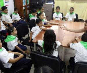 Suyapa Almendárez concientizó a los niños de los comités ambientales.