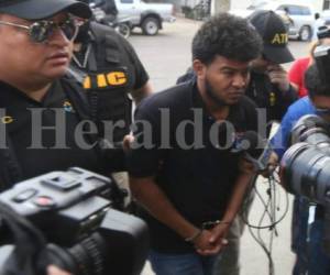 Henry Javier Hernández Rodríguez custodiado por personal de la Agencia Técnica de Investigación (Atic) a su llegada a Tegucigalpa. Foto: Alex Pérez/ EL HERALDO